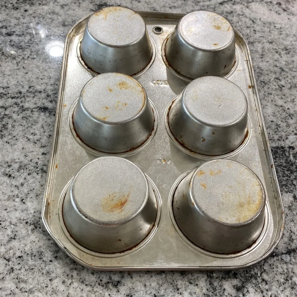 Vintage MCM Ekco 6-Cup Metal Muffin Tin!
